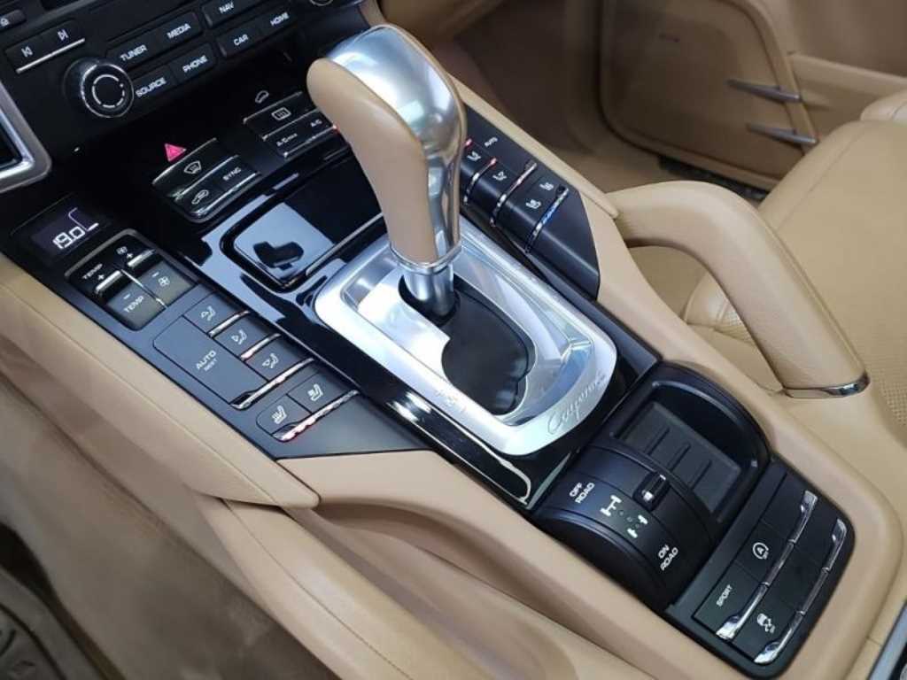 Porsche Cayenne — photo 11