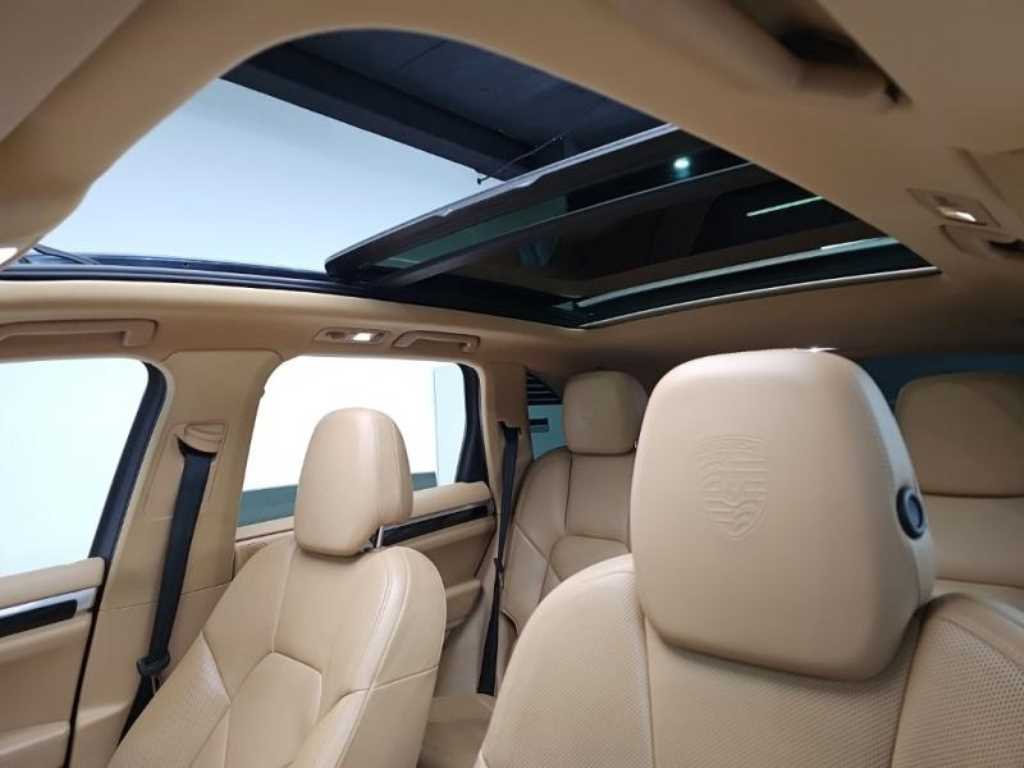 Porsche Cayenne — photo 12