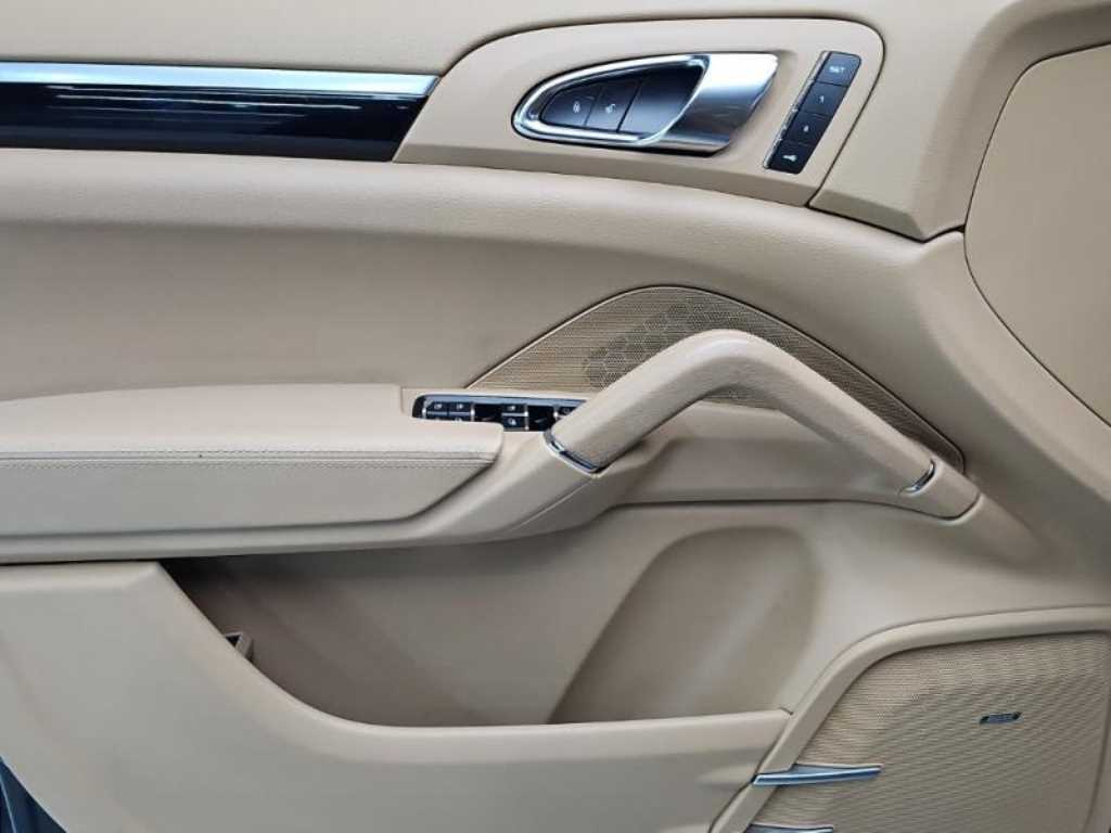 Porsche Cayenne — photo 13