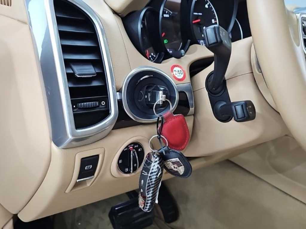 Porsche Cayenne — photo 14