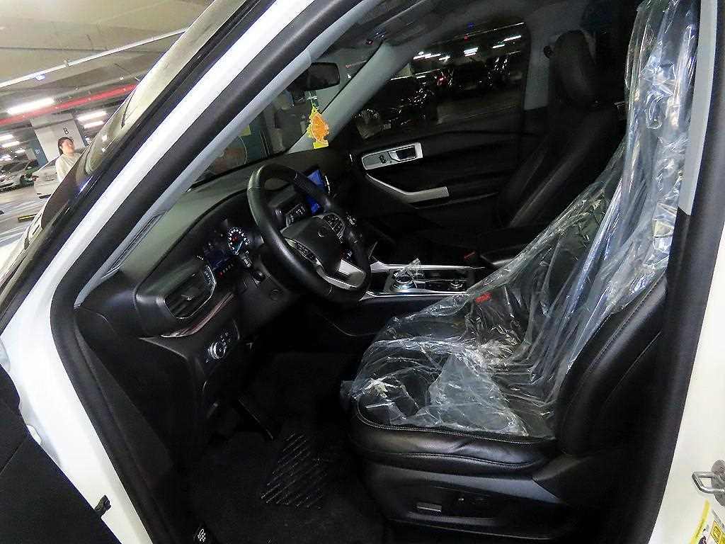 Ford Explorer — photo 06