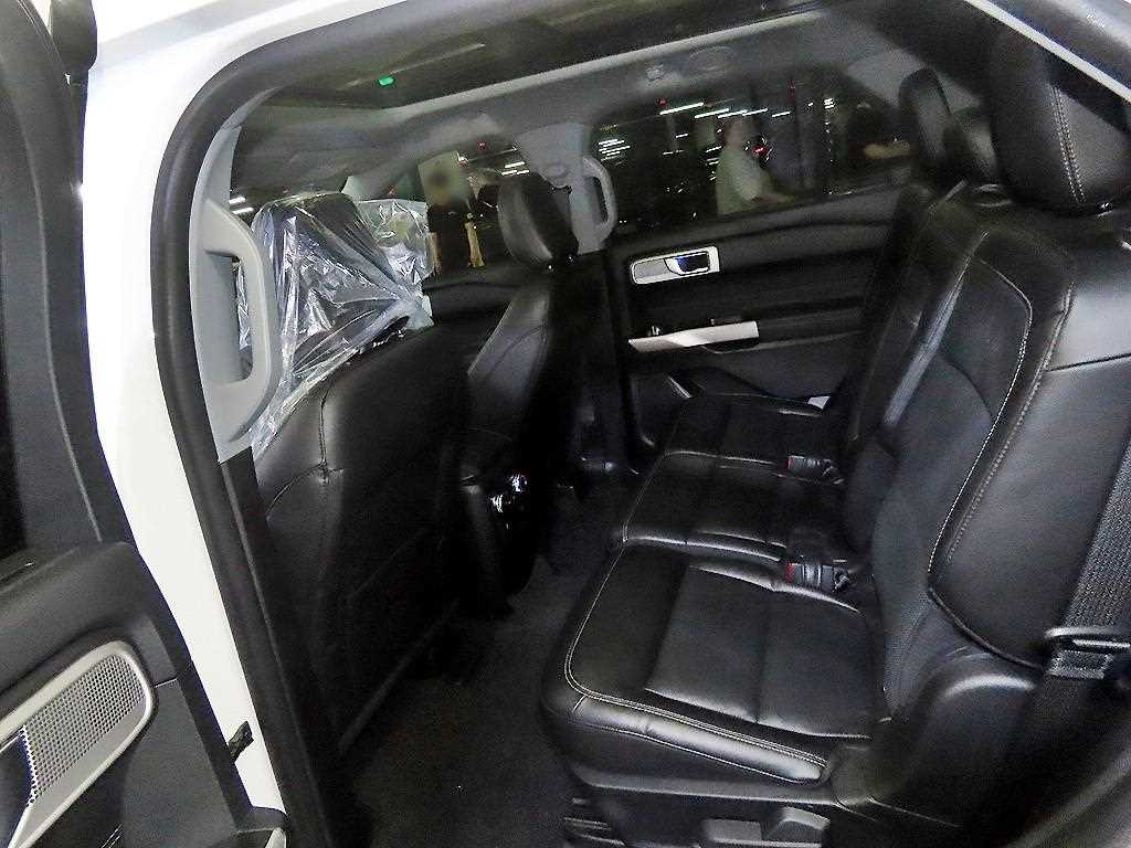 Ford Explorer — photo 07