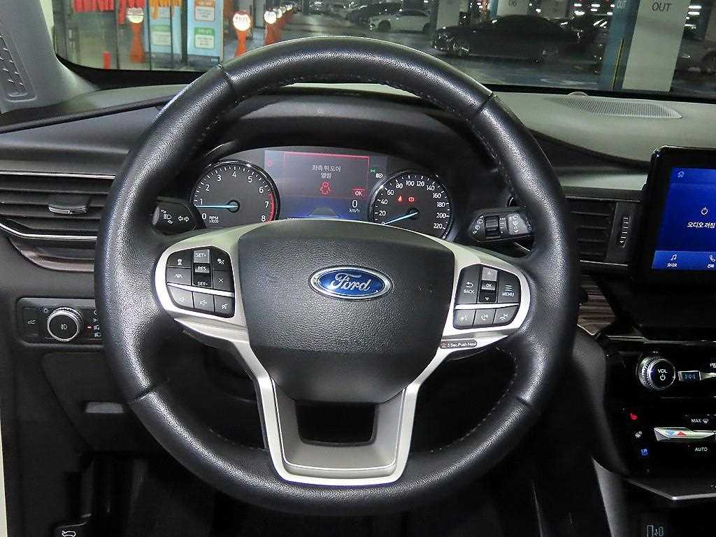 Ford Explorer — photo 08