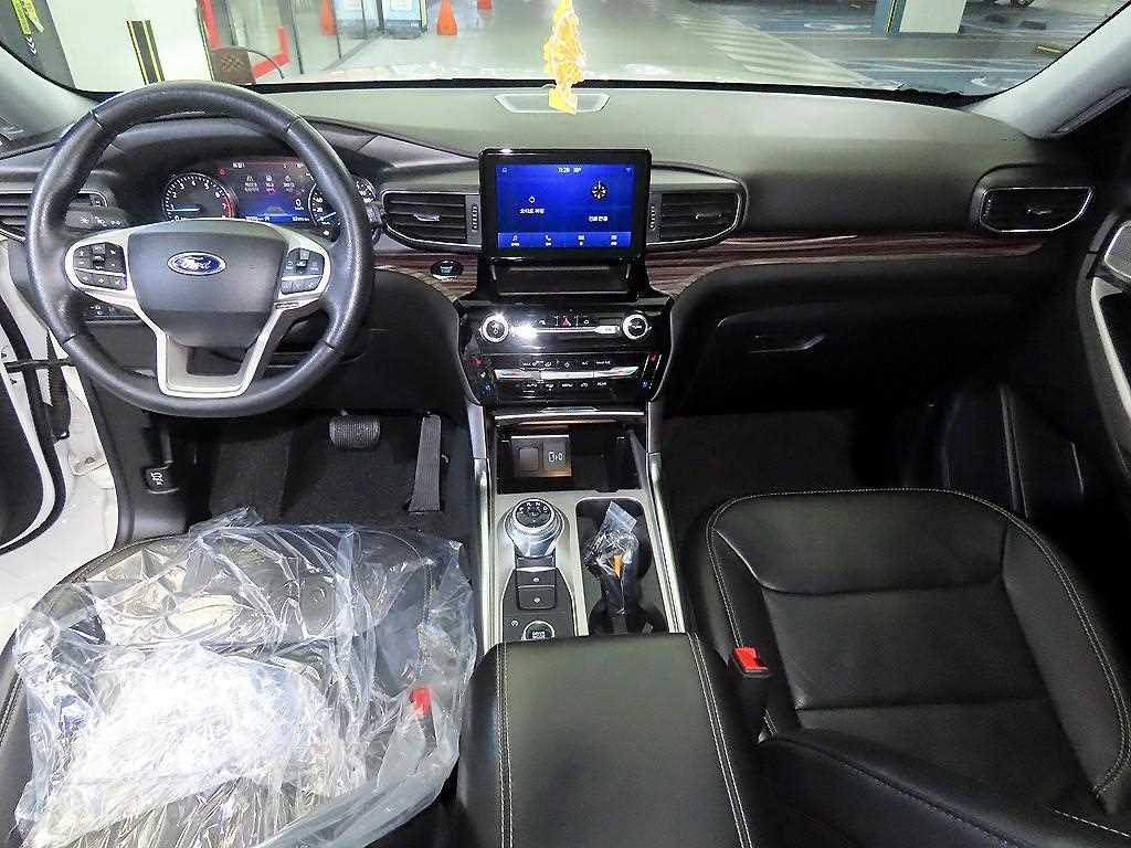 Ford Explorer — photo 10