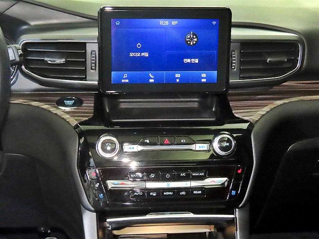 Ford Explorer — photo 11