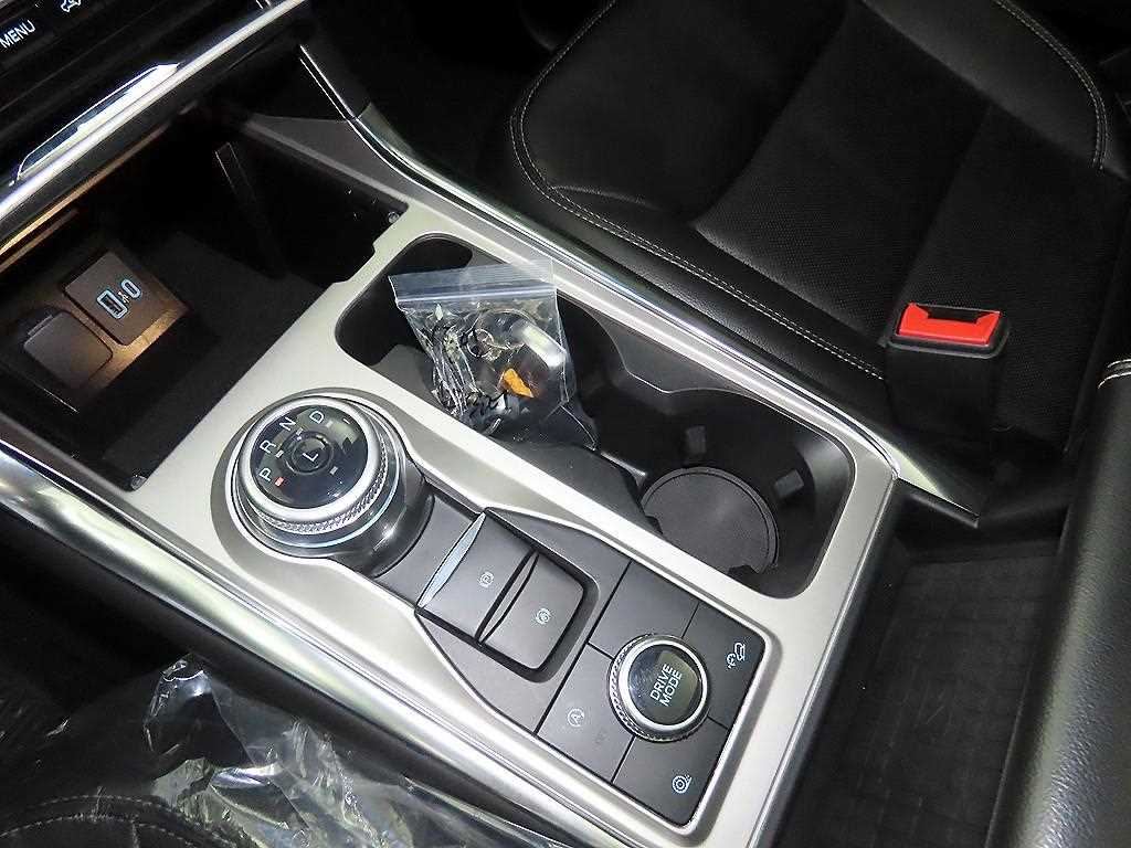 Ford Explorer — photo 12