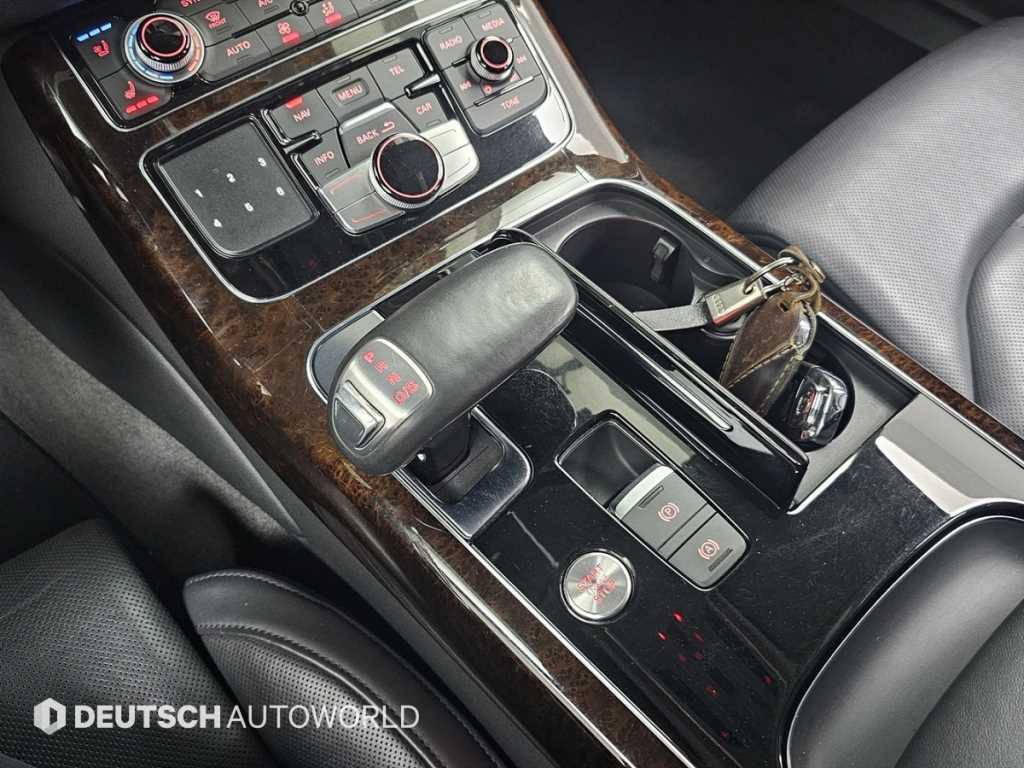 Audi A8 — photo 09