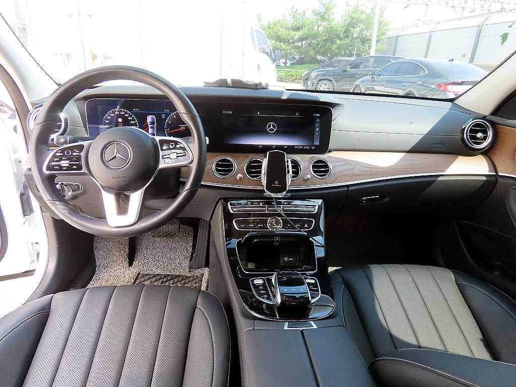 Mercedes-Benz E-Class — photo 07