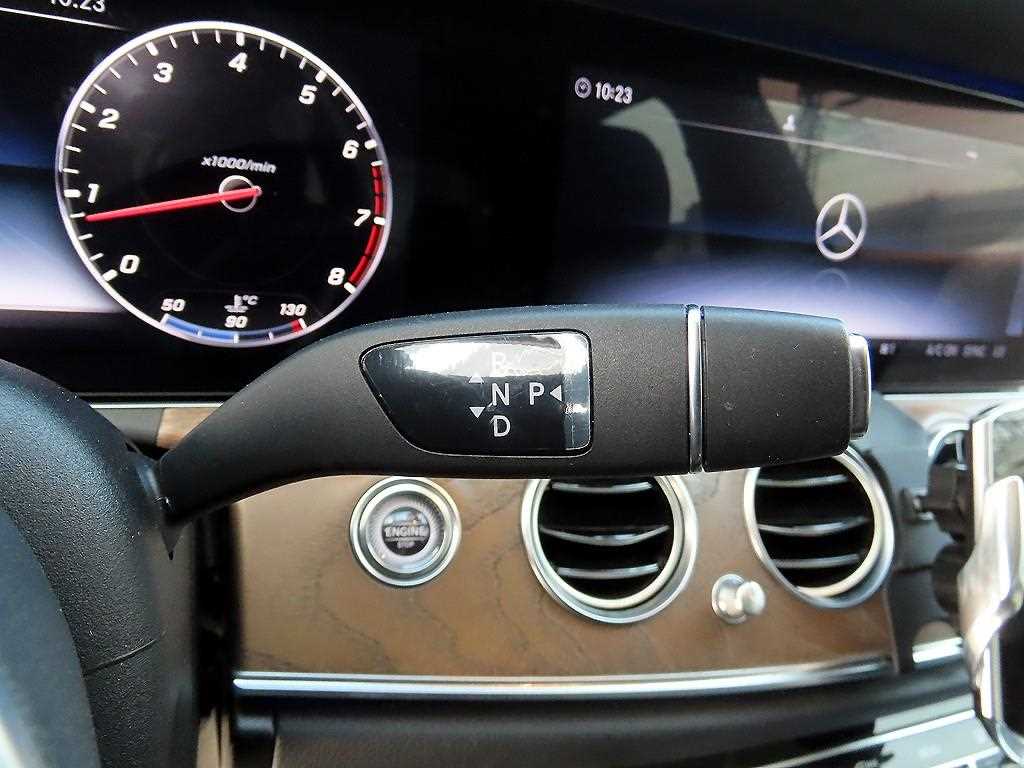 Mercedes-Benz E-Class — photo 11