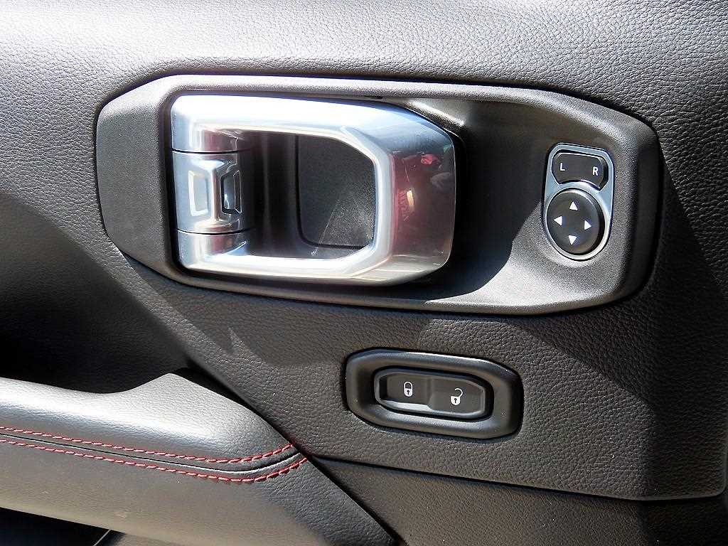 Jeep Wrangler — photo 11