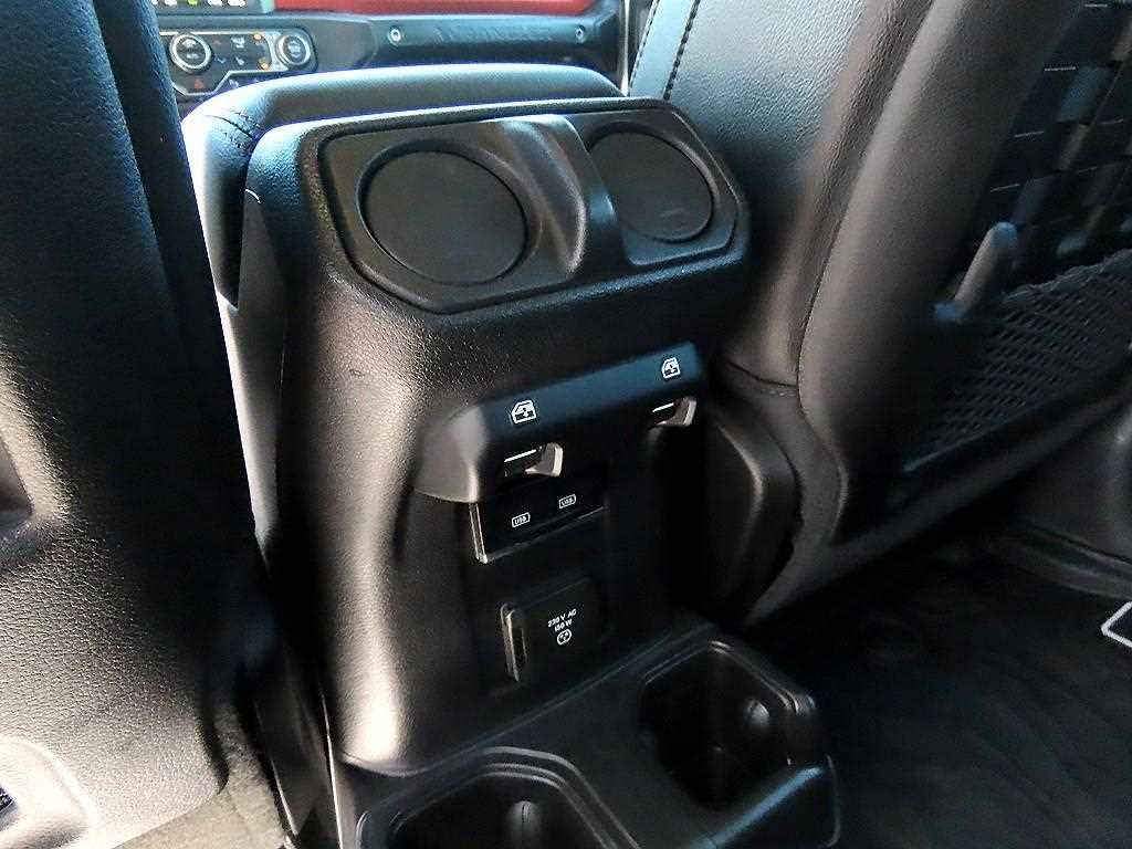 Jeep Wrangler — photo 16