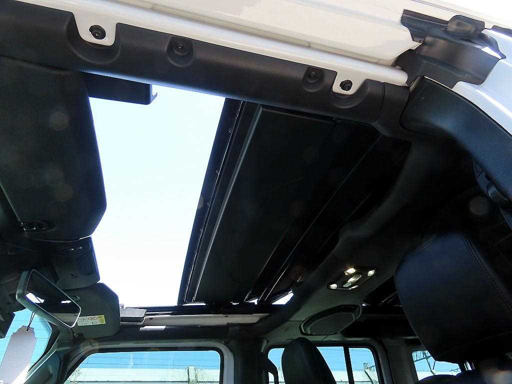 Jeep Wrangler — photo 17
