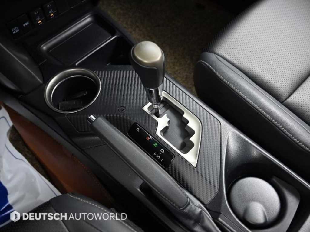 Toyota RAV4 — photo 09