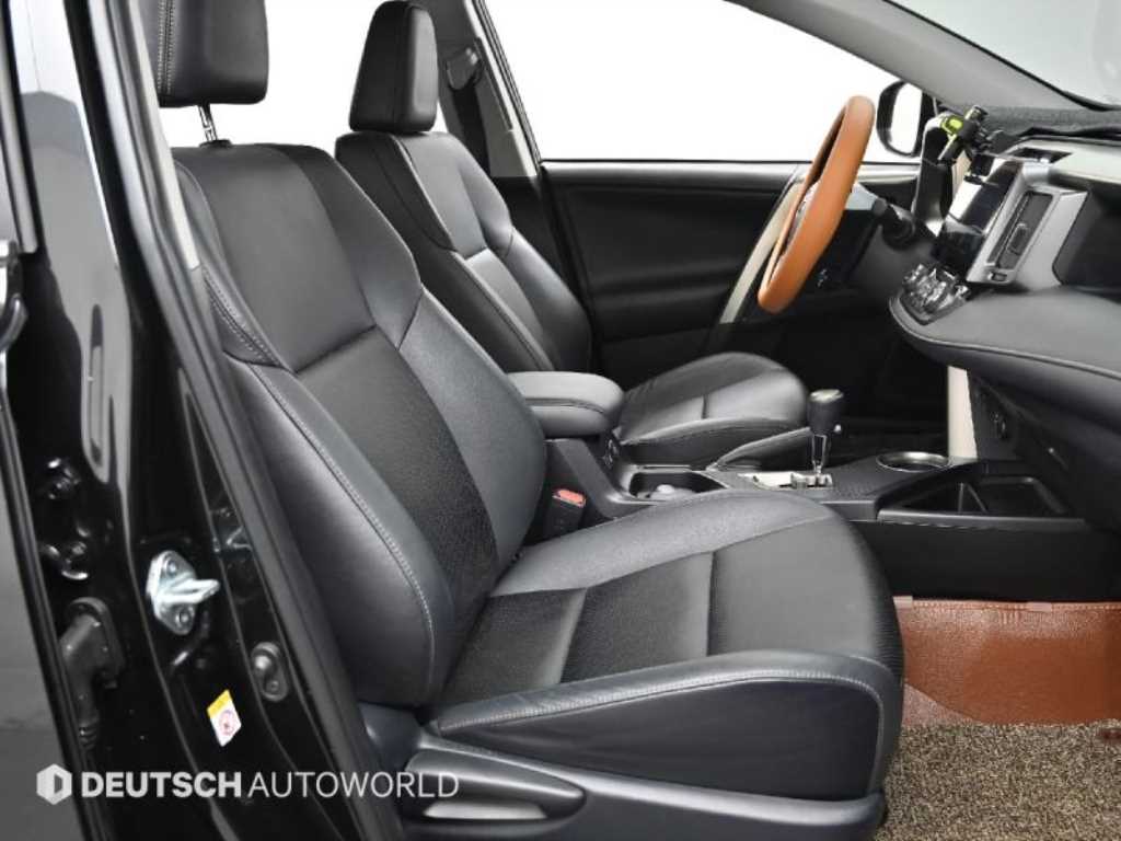 Toyota RAV4 — photo 10