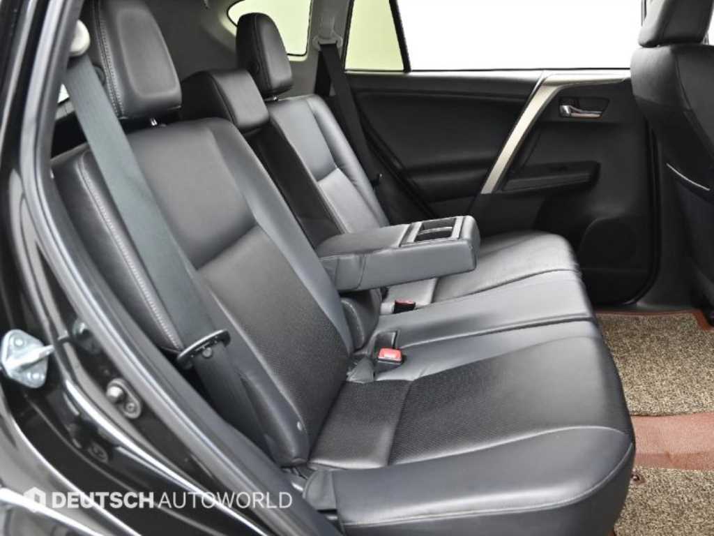 Toyota RAV4 — photo 12