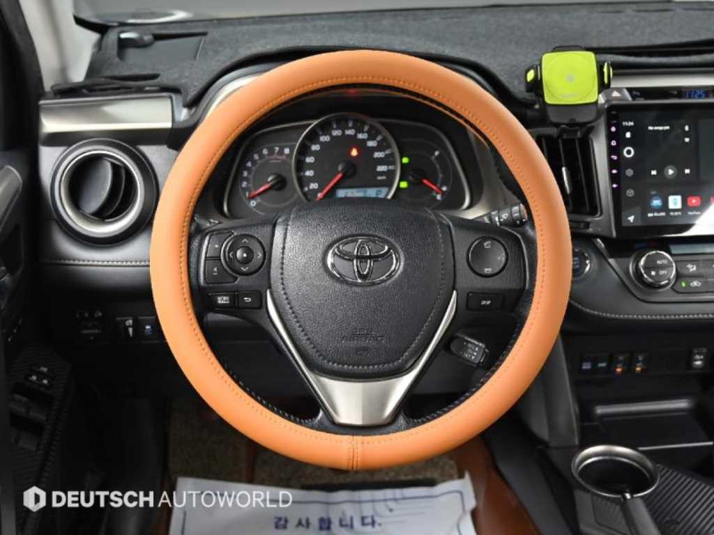Toyota RAV4 — photo 13