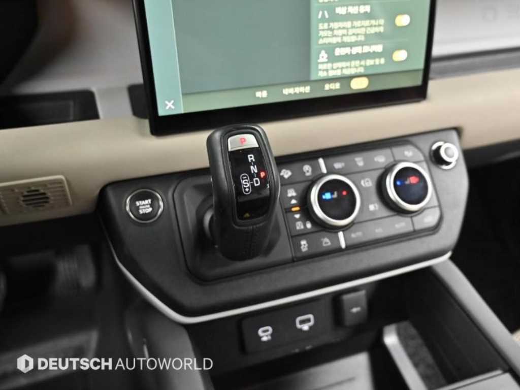 Land Rover Defender — photo 09