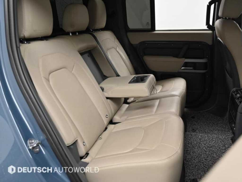 Land Rover Defender — photo 12