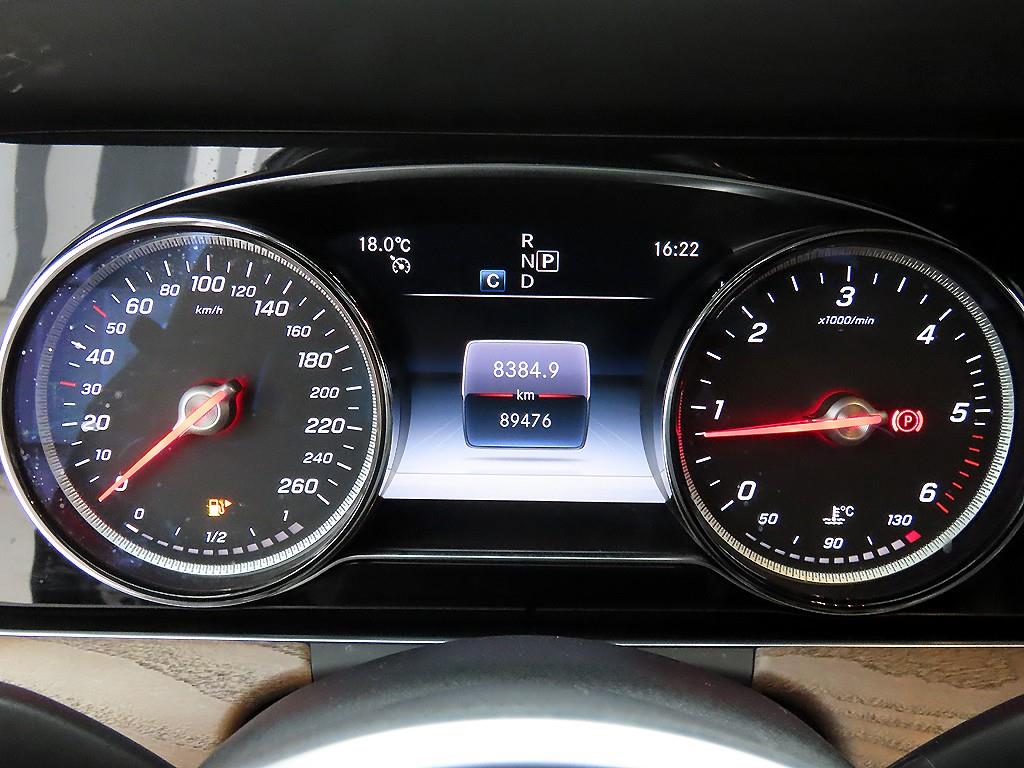 Mercedes-Benz E-Class — photo 09