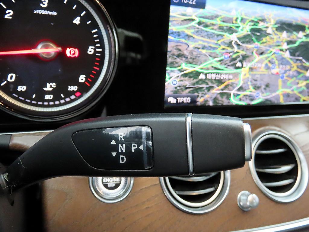 Mercedes-Benz E-Class — photo 10