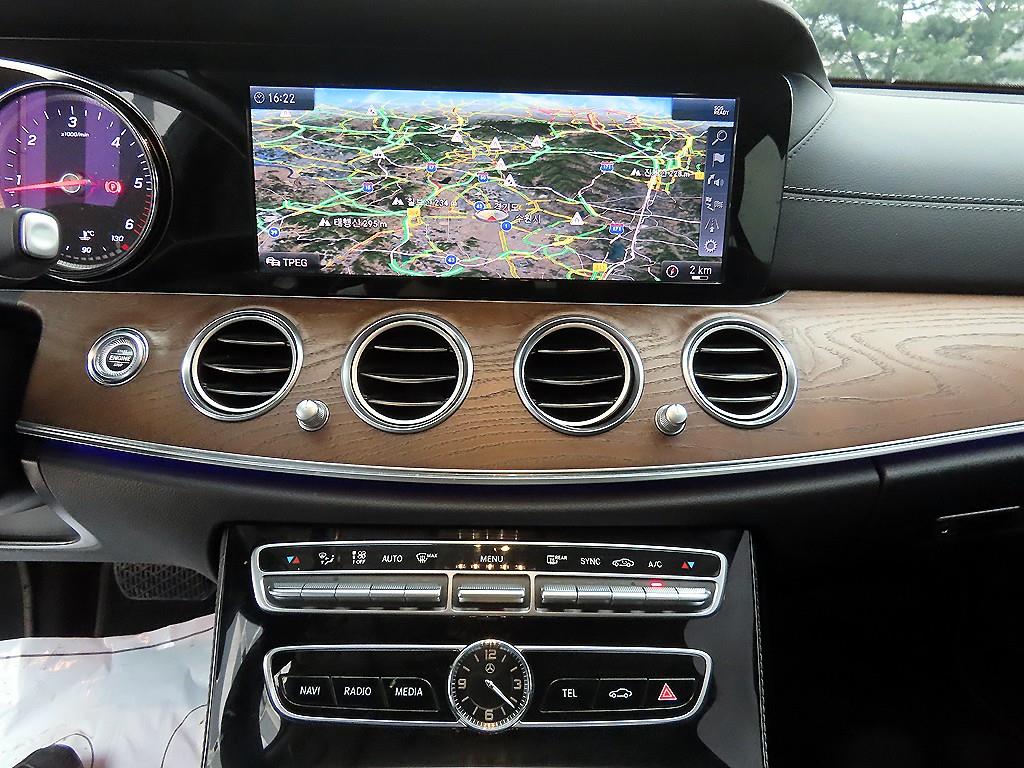 Mercedes-Benz E-Class — photo 13