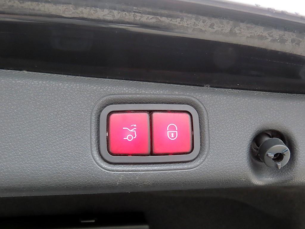 Mercedes-Benz E-Class — photo 16