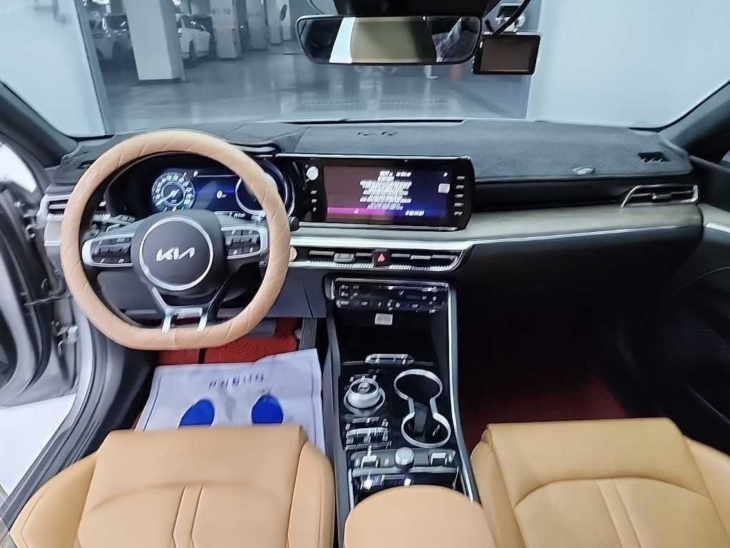 Kia K5 — photo 01