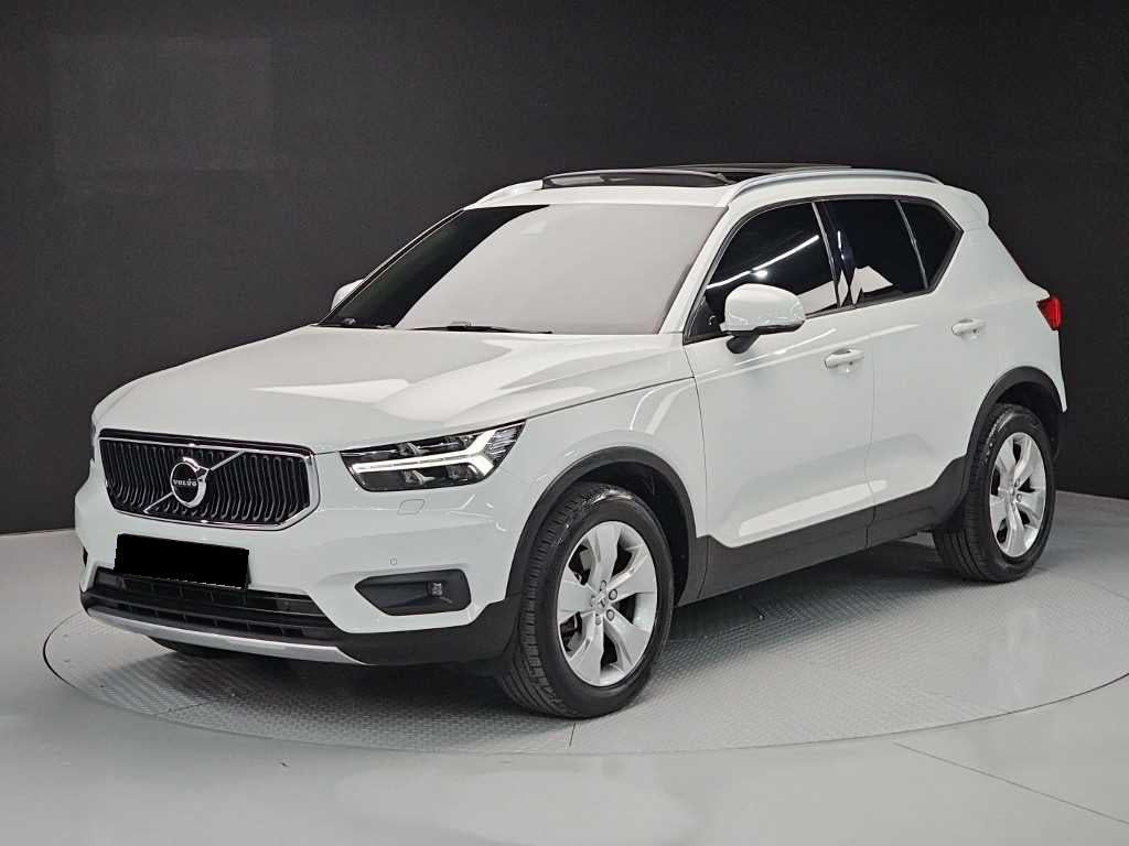 Volvo XC40 — photo 01