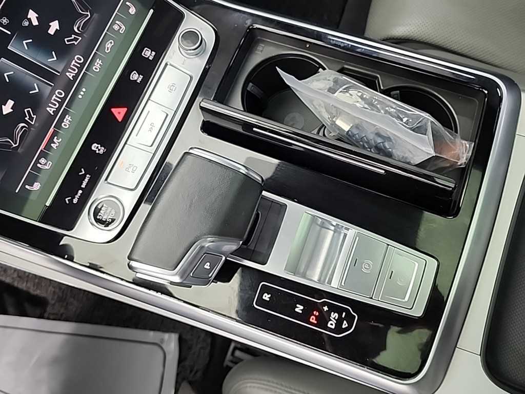 Audi Q7 — photo 08