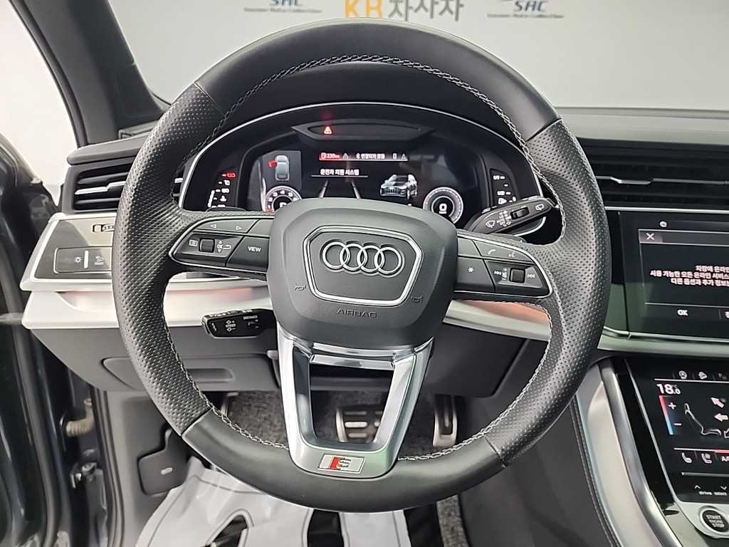 Audi Q7 — photo 09