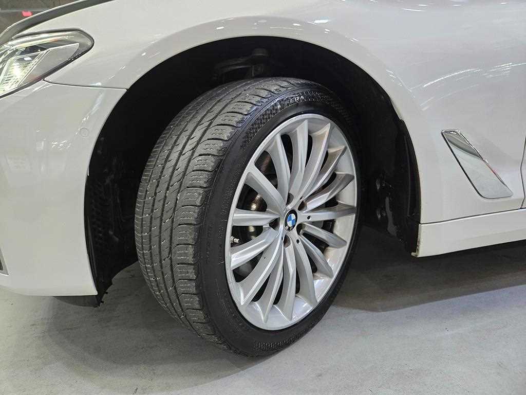 BMW 5-Series — photo 20