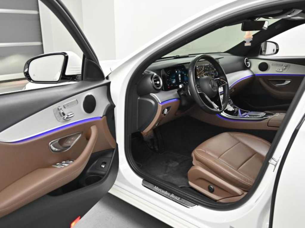 Mercedes-Benz E-Class — photo 11