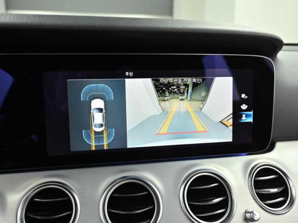 Mercedes-Benz E-Class — photo 15