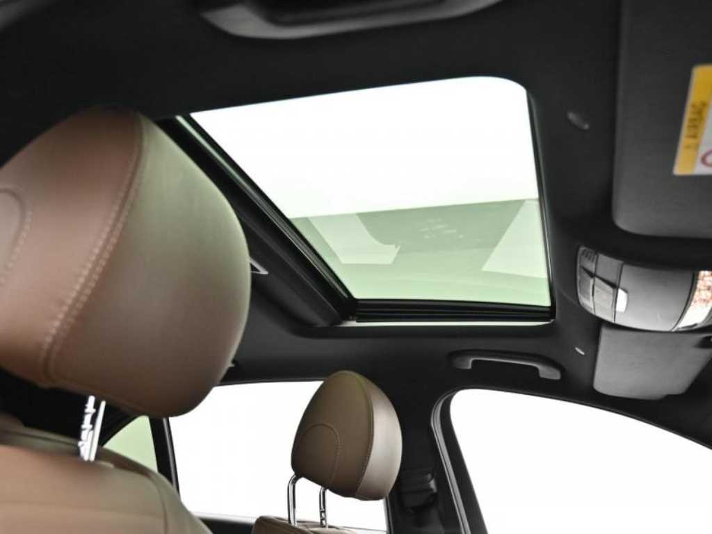 Mercedes-Benz E-Class — photo 18