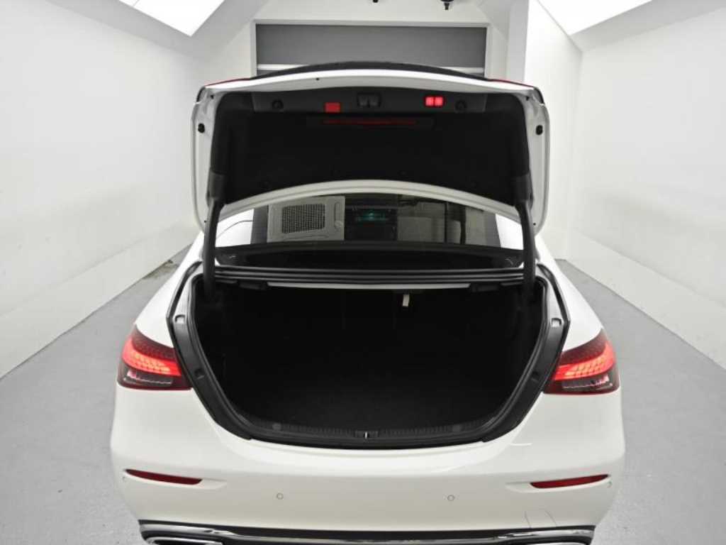 Mercedes-Benz E-Class — photo 19