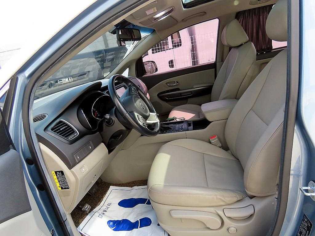 Kia Carnival — photo 05
