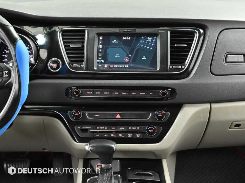 Kia Carnival — photo 14