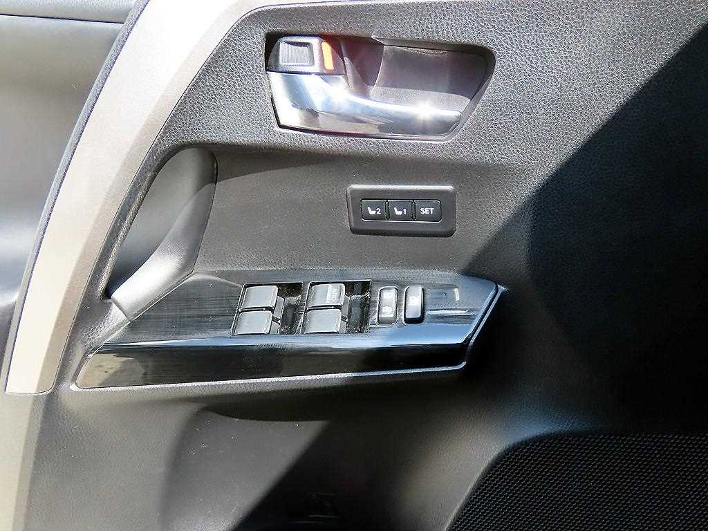 Toyota RAV4 — photo 11