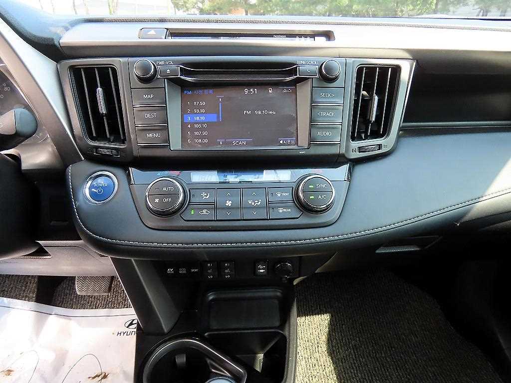 Toyota RAV4 — photo 13