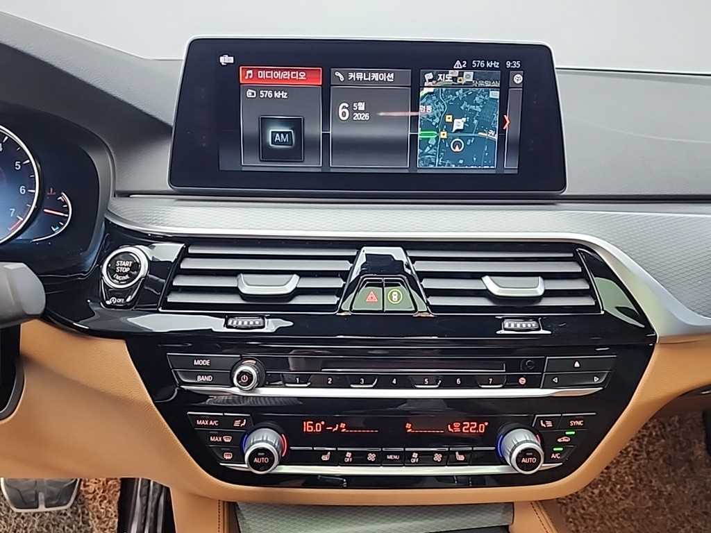 BMW 5-Series — photo 10