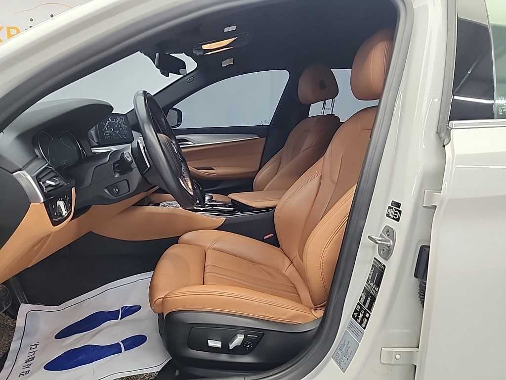BMW 5-Series — photo 11