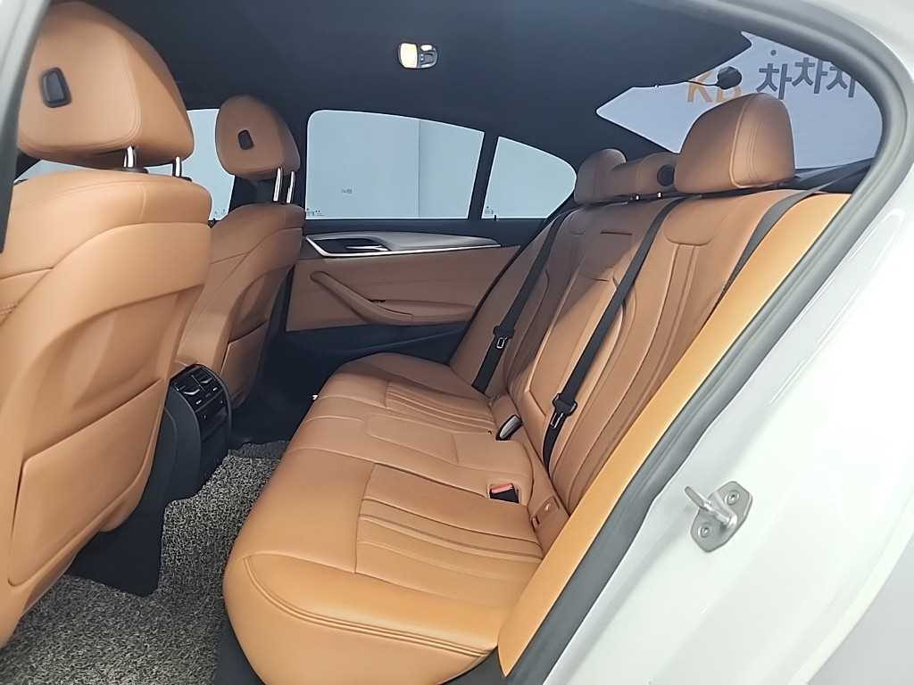 BMW 5-Series — photo 12