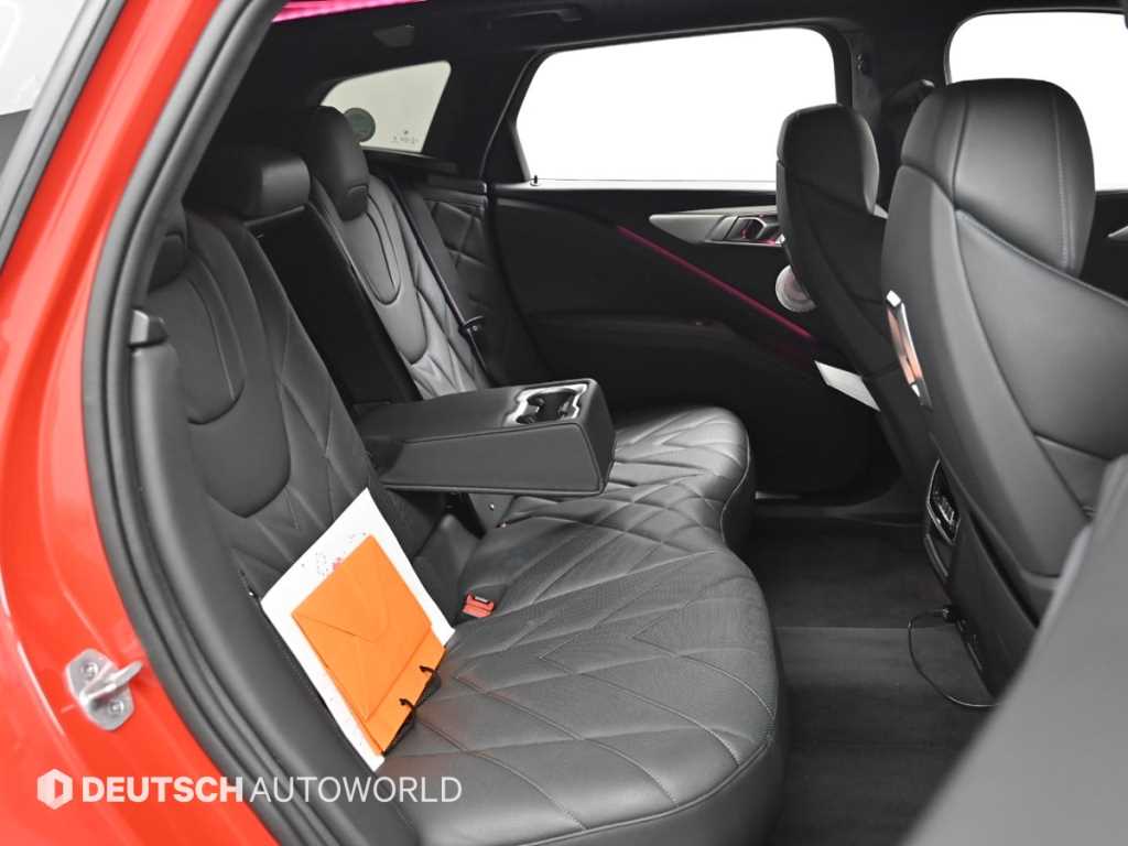 BMW XM — photo 12