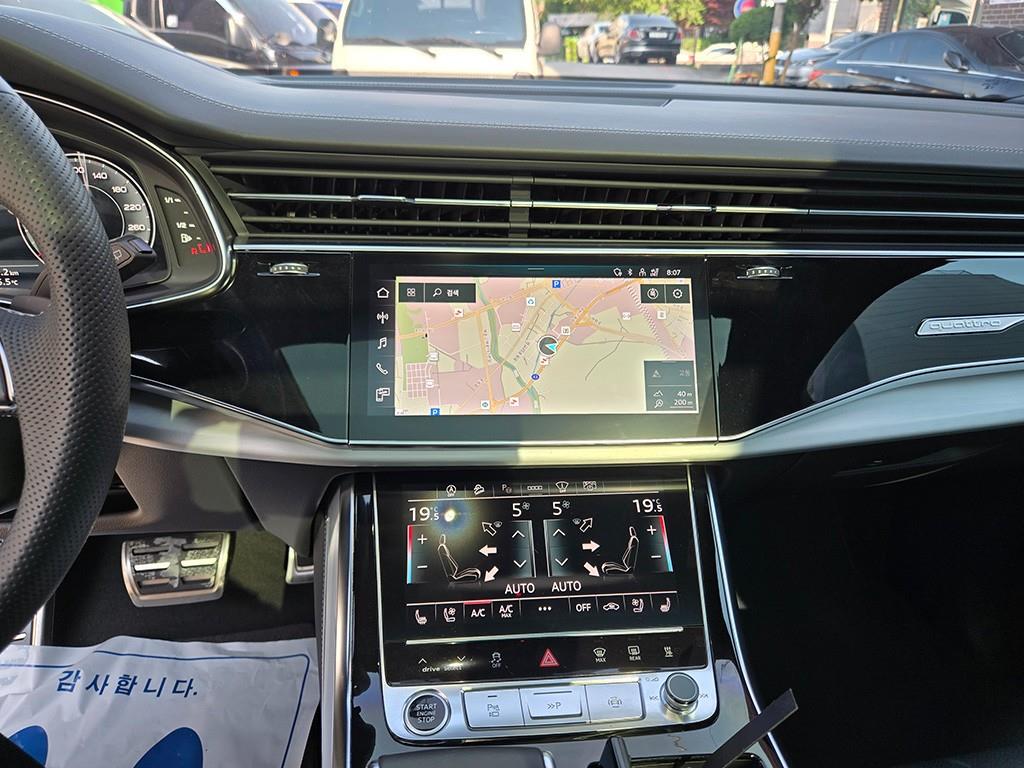 Audi Q7 — photo 10