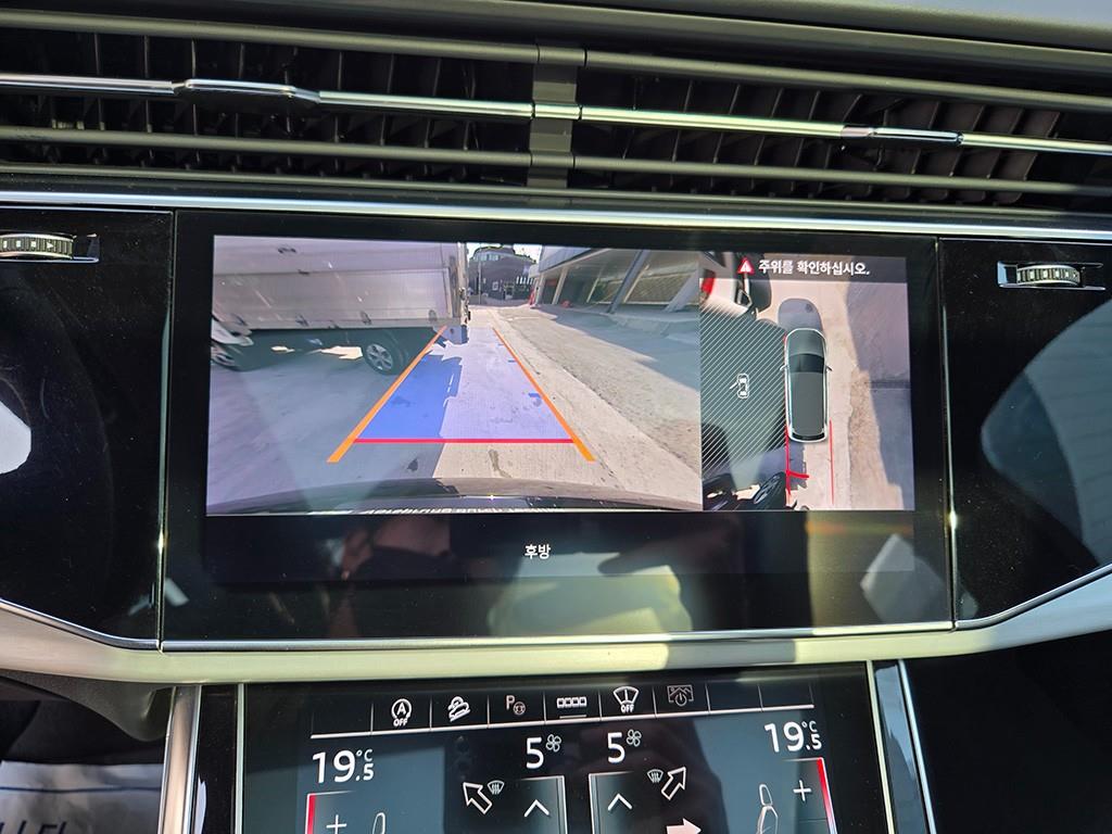 Audi Q7 — photo 18