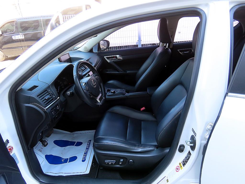 Lexus CT200h — photo 05