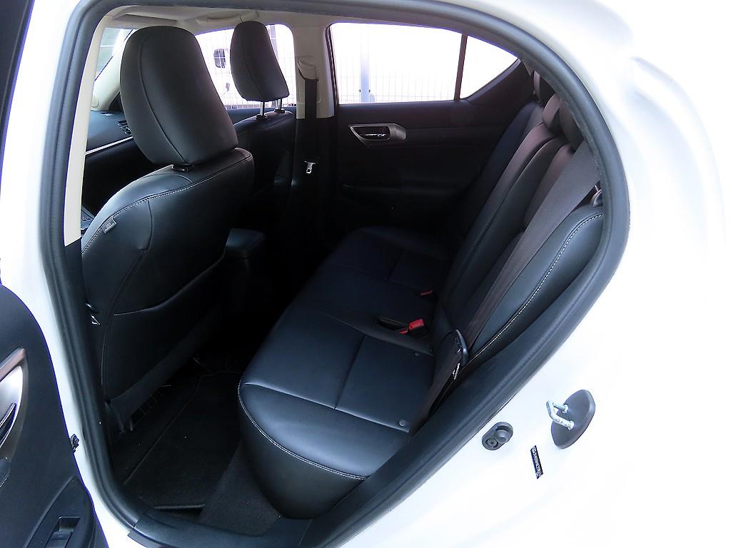Lexus CT200h — photo 06