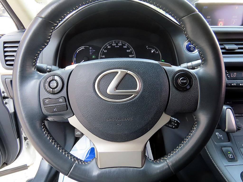Lexus CT200h — photo 08