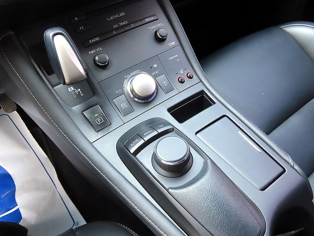 Lexus CT200h — photo 10