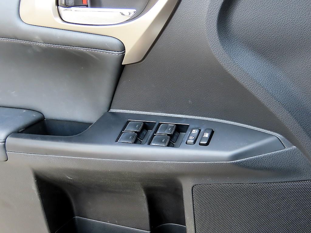Lexus CT200h — photo 11